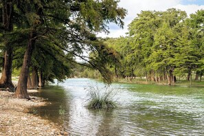 Ein Fluss, der von Bäumen gesäumt ist.