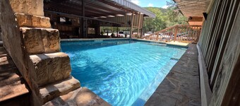Harper's Hideaway, Exclusive Private Riverfront @Vacation Frio River Room #RC