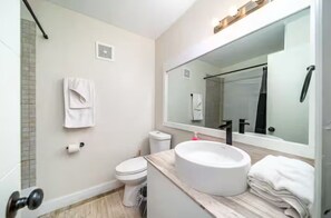 Dusche, Haartrockner, Bidet, Handtücher