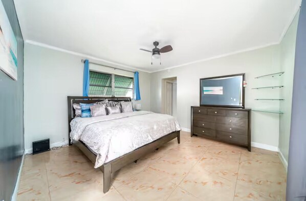 5 quartos, ferros/tábuas de passar roupa, Wi-Fi, roupa de cama