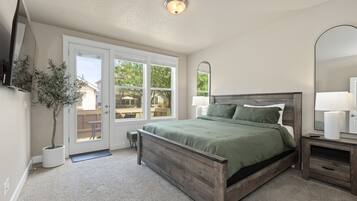 4 habitaciones, escritorio y tabla de planchar con plancha