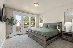 4 bedrooms, desk, iron/ironing board, travel cot - 2-Patio Getaway in Meridian, Steps from Park (Meridian)