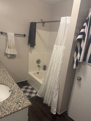 Secadora de cabello, toallas, jabón, papel de baño 