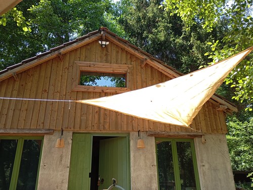 Cabane au bord d'un étang