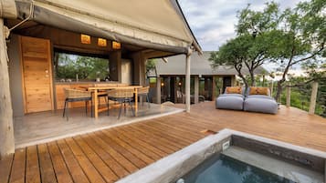 6 outdoor pools