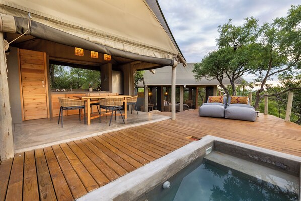 6 outdoor pools