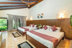 Quarto quádruplo família, várias camas, ar-condicionado, vista para o jardim | Ferros/tábuas de passar roupa, roupa de cama