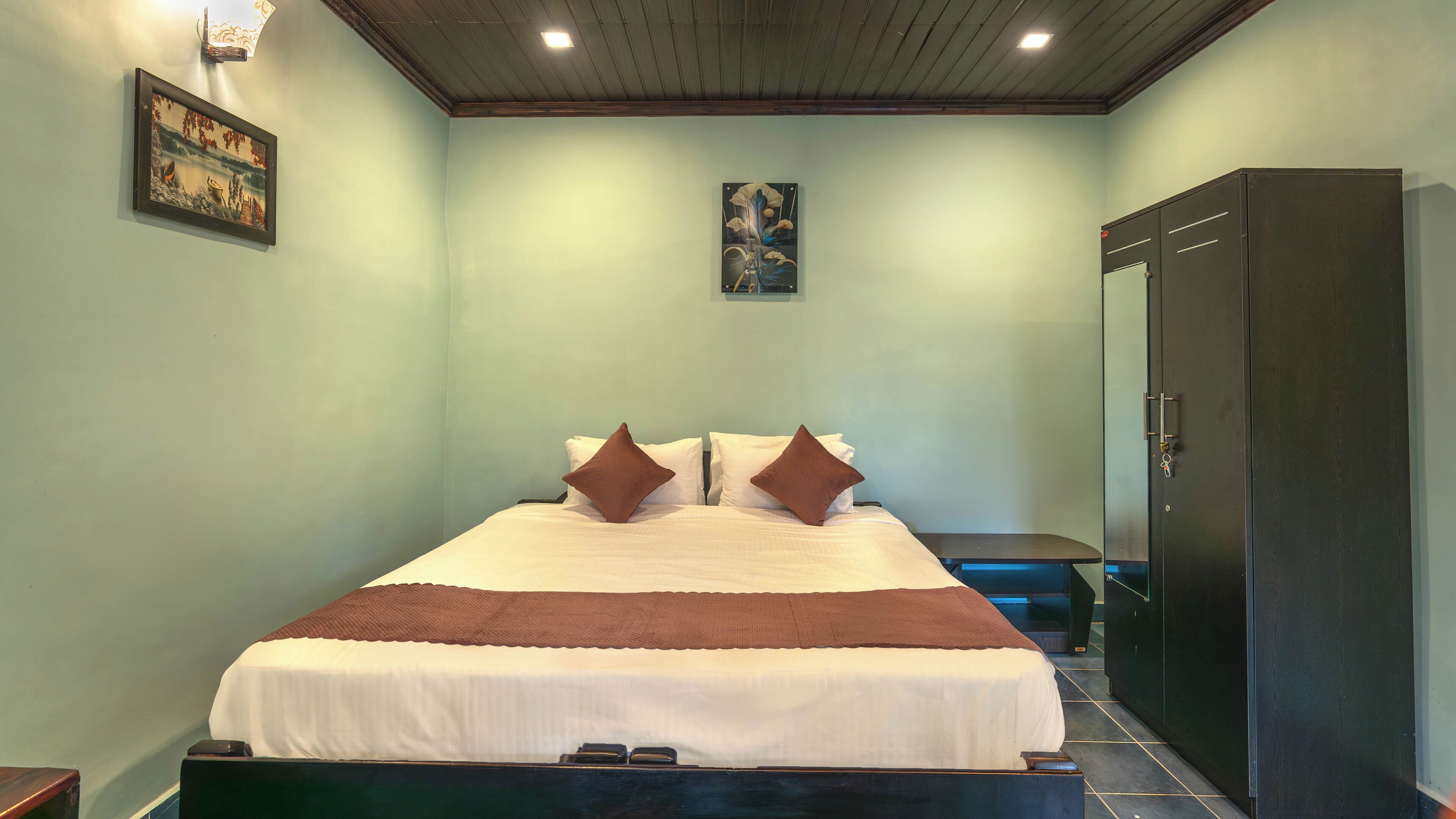 Dobbeltrom – deluxe, aircondition, hageutsikt | Strykejern/-brett og sengetøy