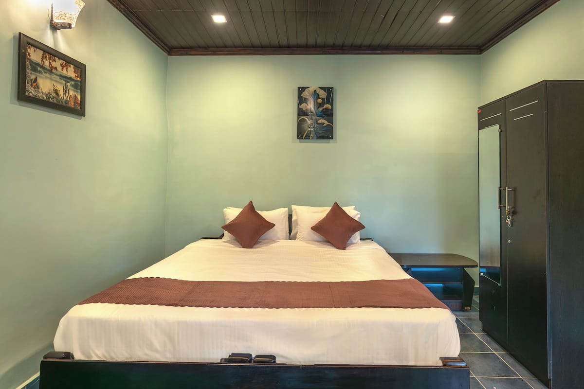 Dobbeltrom – deluxe, aircondition, hageutsikt | Strykejern/-brett og sengetøy