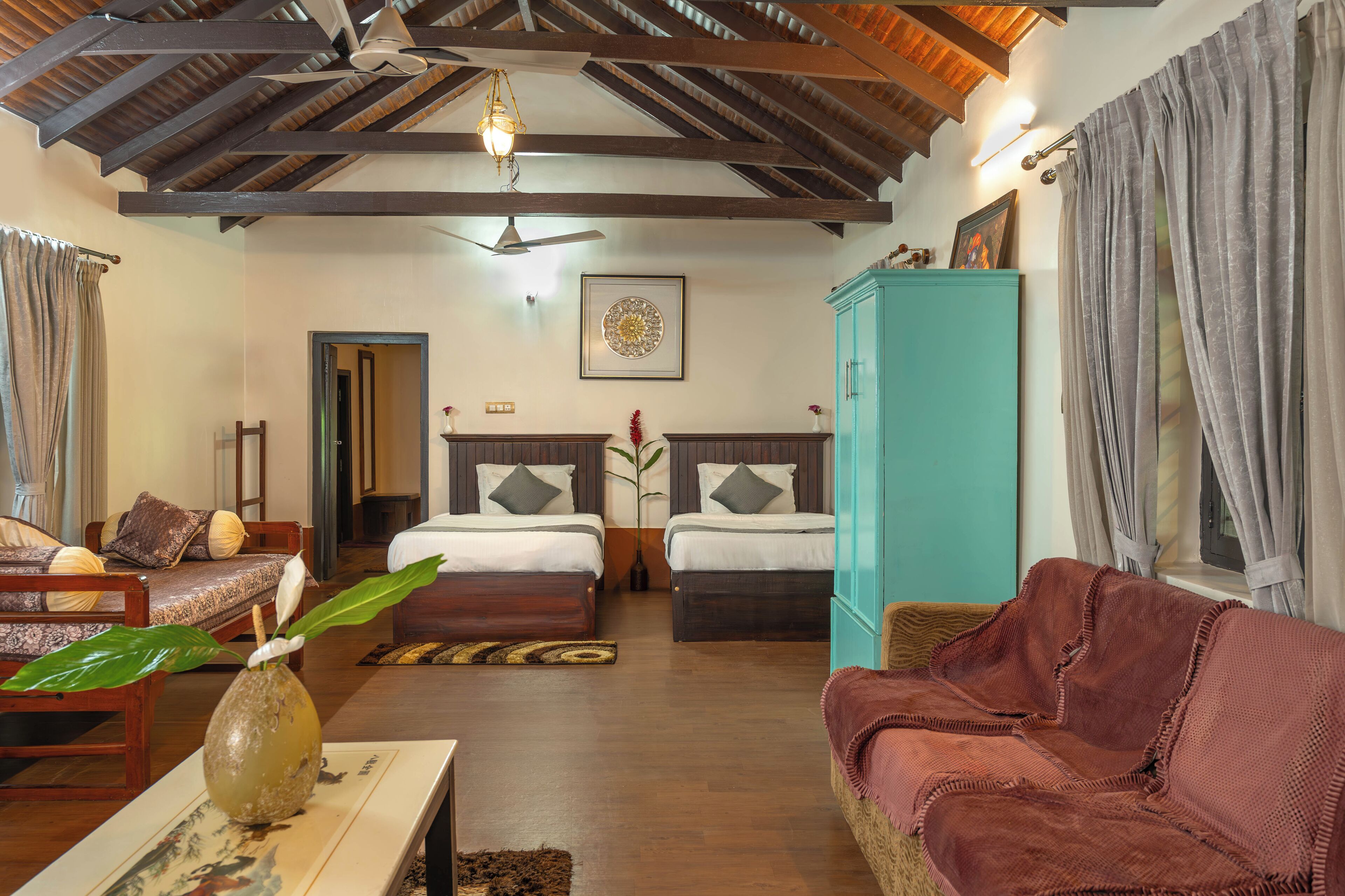 Familieloftsrom, aircondition, utsikt mot bukt | Strykejern/-brett og sengetøy