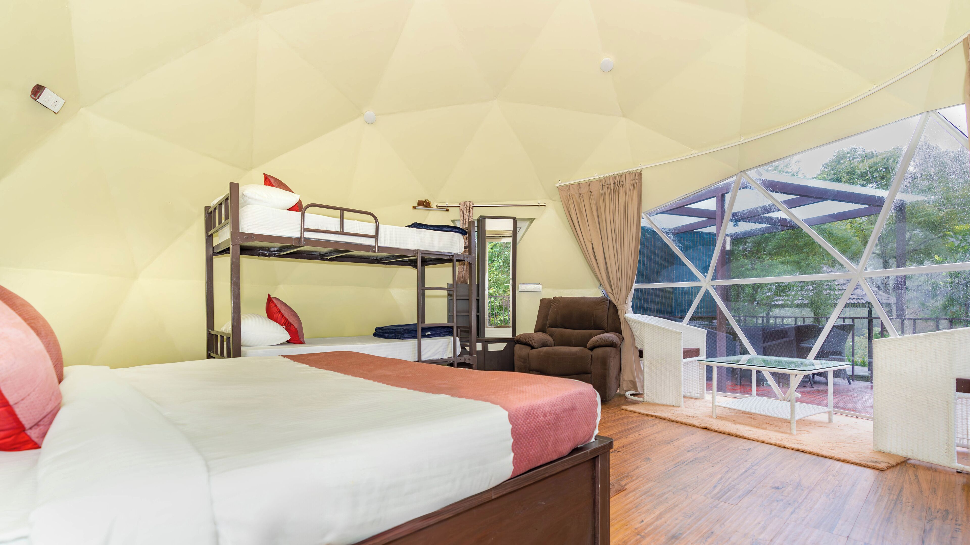 Hytte – honeymoon, utsikt mot bukt | Strykejern/-brett og sengetøy