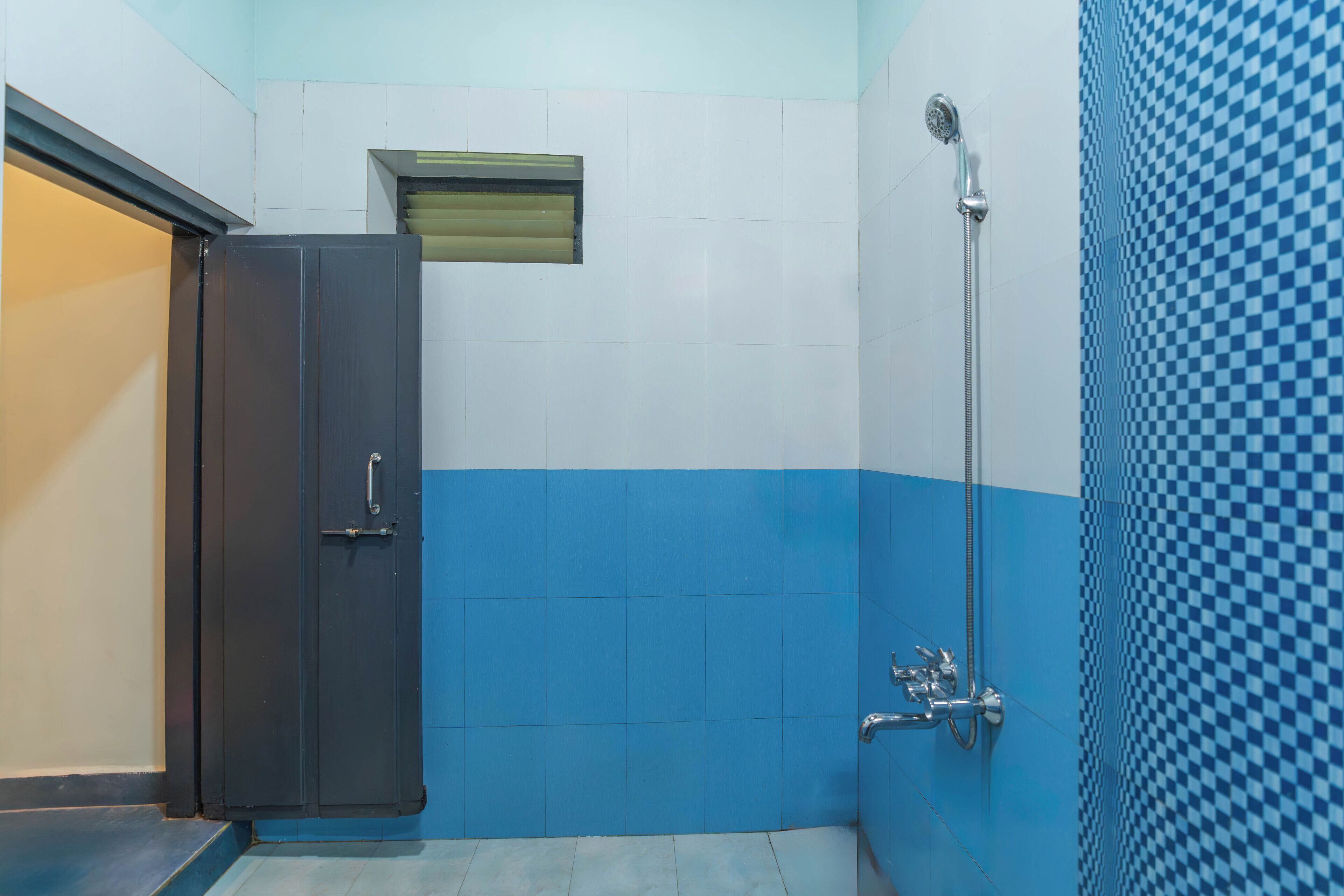 Deluxe Double Room, Air conditioning, Garden View | Bathroom | Shower, free toiletries, hair dryer, towels