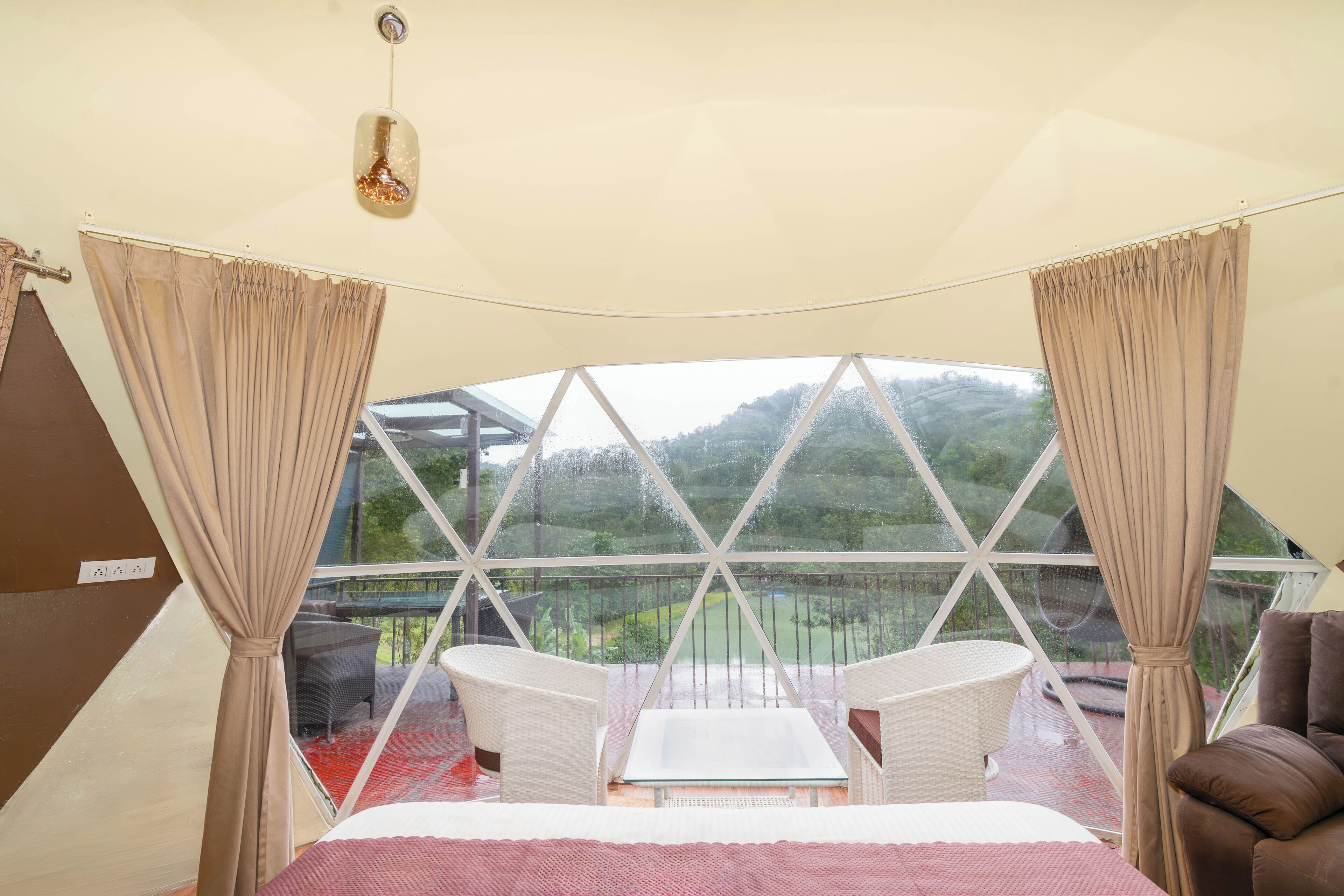 Honeymoon Cabin, Lake View | Iron/ironing board, bed sheets