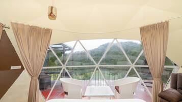 Honeymoon Cabin, Lake View | Iron/ironing board, bed sheets