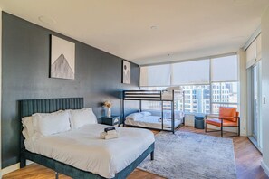 مكتب ومكواة/لوح كي وواي فاي وملاءات أسرّة