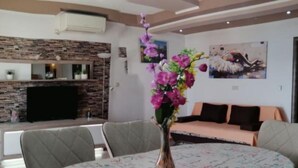アパートメント (Two Bedroom Apartment with Balcony) | リビングルーム | 32 インチの薄型テレビ (衛星放送視聴可)、DVD プレーヤー