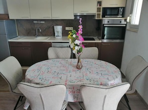 Apartment (Two Bedroom Apartment with Balcony) | Eigene Küche | Kühlschrank