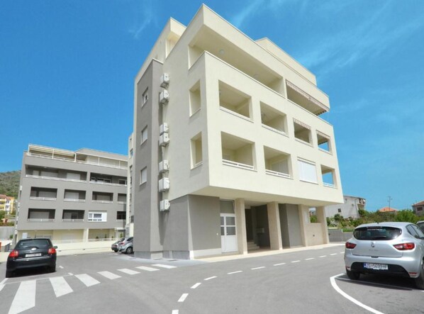 Departamento (Three Bedroom Apartment with Balcony) | Exterior