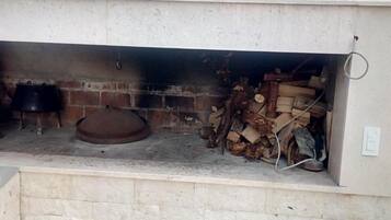 Apartment (Three Bedroom Apartment with Balcony) | BBQ/picnic area