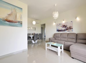 Huoneisto (Three Bedroom Apartment with Balcony) | Olohuone | 32–tuumainen taulutelevisio, jossa satelliittikanavat