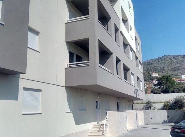 Apartment (Three Bedroom Apartment with Balcony) | Exterior