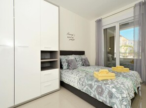 Huoneisto (Three Bedroom Apartment with Balcony) | 3 makuuhuonetta, äänieristys