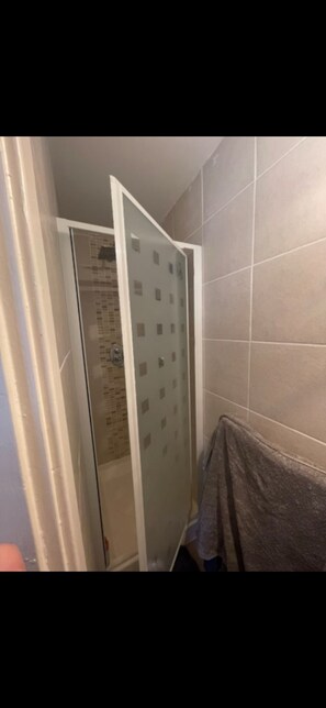 SĂšche-cheveux, serviettes fournies, savon, papier toilette