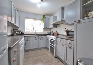 ميكروويف، فرن، موقد طهي مسطح، غسالة أطباق