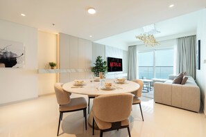 Departamento Deluxe, vista al mar | Área de sala de estar | Televisión de pantalla plana de 125 cm con canales digitales y Netflix 