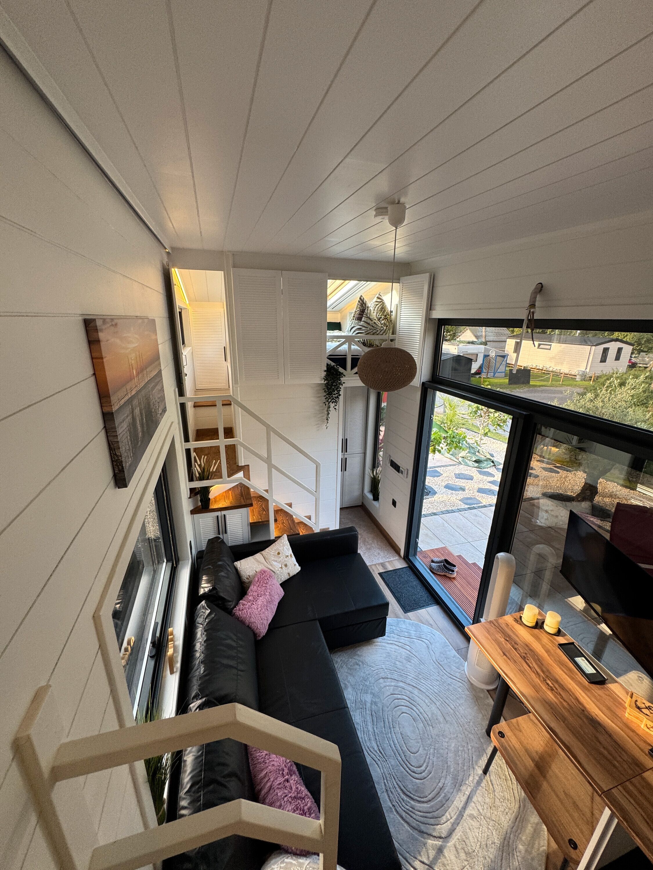 Una televisión, una mesa de tenis de mesa