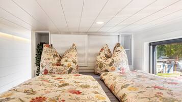 2 bedrooms, iron/ironing board, WiFi, bed sheets
