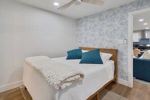 1 bedroom, internet, bed sheets - Newly Remodeled 1-BR Suite in Beachfront Building (Newport Beach)