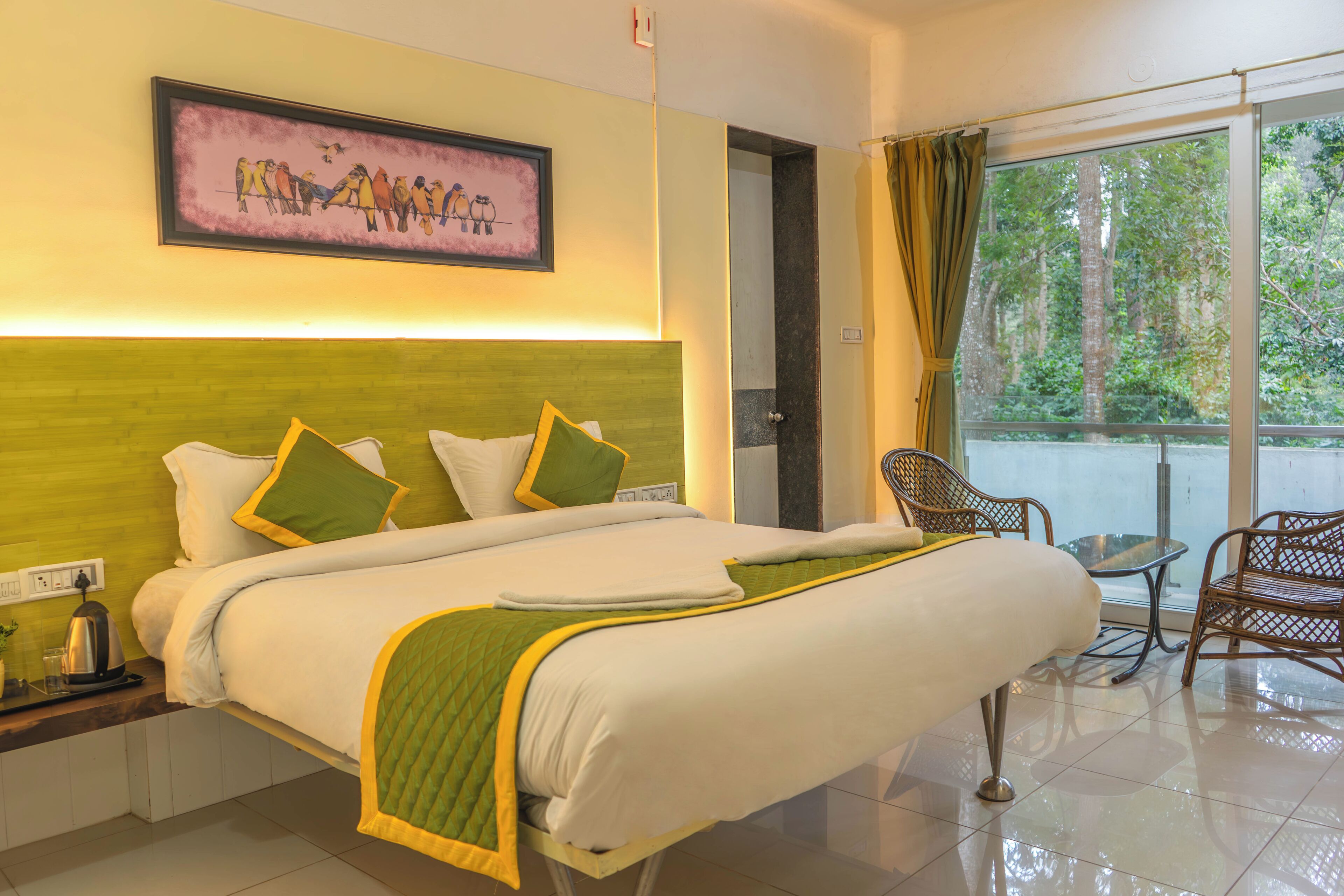 Dobbeltrom – comfort, 1 kingsize-seng, aircondition, hageutsikt | Blendingsgardiner, strykejern/-brett, wi-fi (inkludert) og sengetøy