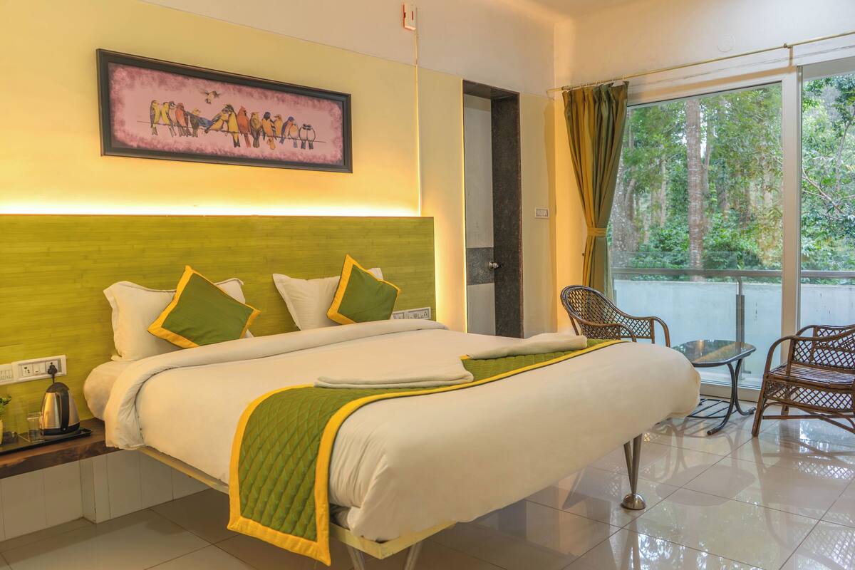 Dobbeltrom – comfort, 1 kingsize-seng, aircondition, hageutsikt | Blendingsgardiner, strykejern/-brett, wi-fi (inkludert) og sengetøy