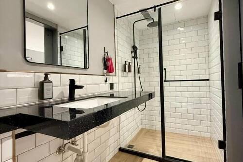 Comfort Quadruple Room, City View | Bathroom | Shower, hair dryer, slippers, towels