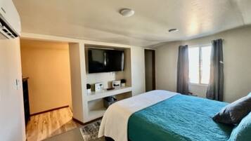 1 camera, una scrivania, ferro/asse da stiro, culla da viaggio