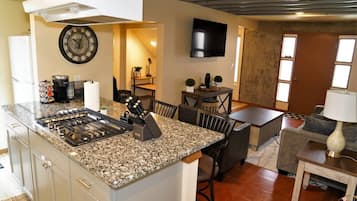 Frigorifero, microonde, piano cottura, macchina per tè/caffè