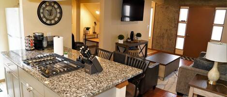 Frigorífico, microondas, placa de cocina y cafetera o tetera