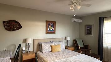 1 soverom, skrivebord, strykejern/-brett og reiseseng for barn