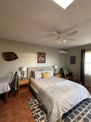 1 habitación, escritorio, tabla de planchar con plancha y cuna de viaje 