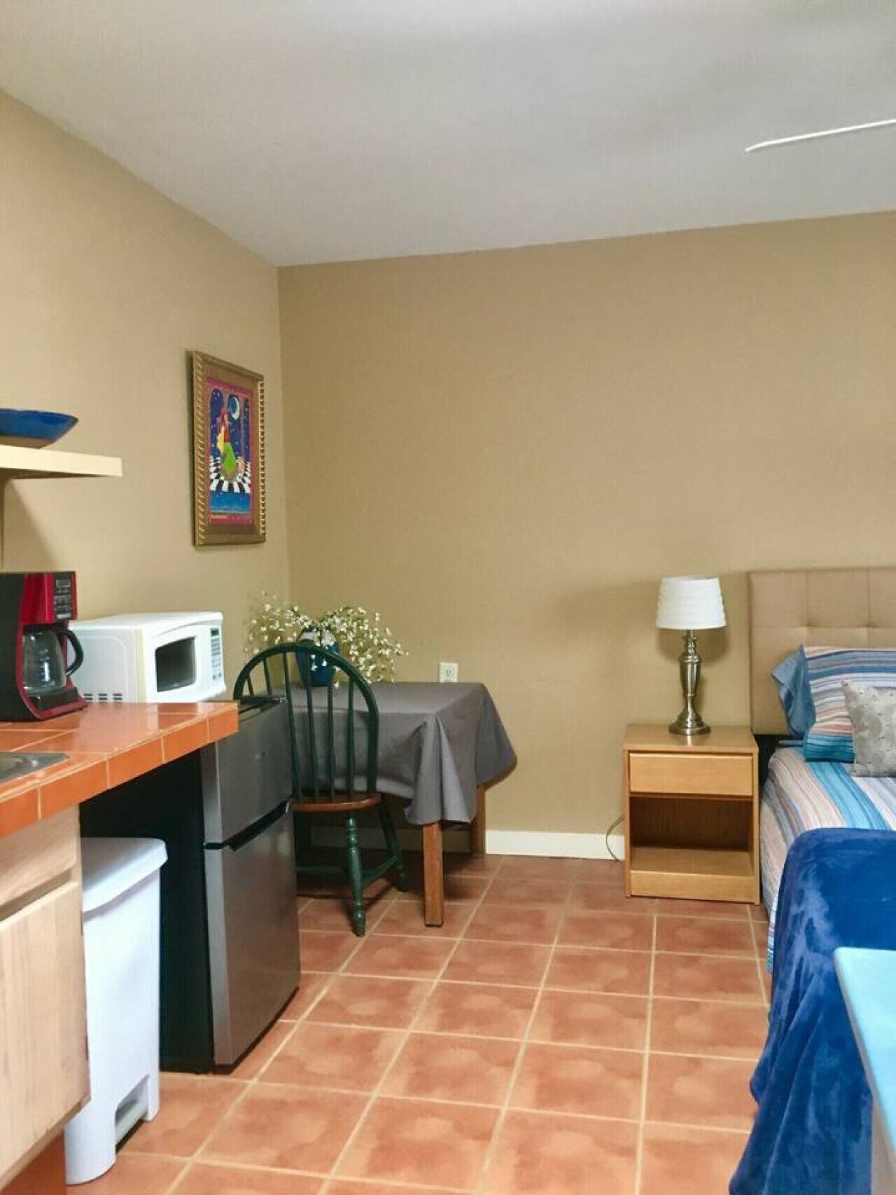 1 slaapkamer, een bureau, een strijkplank/strijkijzer, reisbedje