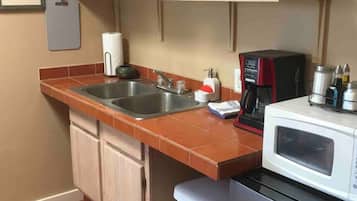 Micro-ondes, cafetiĂšre/bouilloire, grille-pain