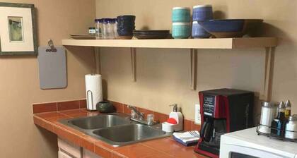 Studio Casita 5 mins to Farmer's mkt/dogs welcome!