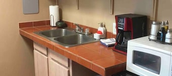 Studio Casita 5 mins to Farmer's mkt/dogs welcome!