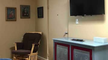 1 habitación, escritorio, tabla de planchar con plancha y cuna de viaje