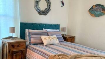 2 slaapkamers, een bureau, een strijkplank/strijkijzer, reisbedje