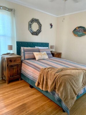 2 室のベッドルーム、デスク、アイロン / アイロン台、旅行用ベビーベッド