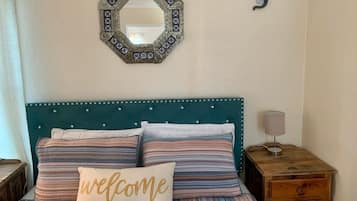 2 quartos, escrivaninha, ferros/tábuas de passar roupa, berço de viagem