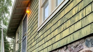 A rustic building with wooden siding and a stone foundation. - 2 bed and pullout sofa kids and dogs welcome (Las Cruces)