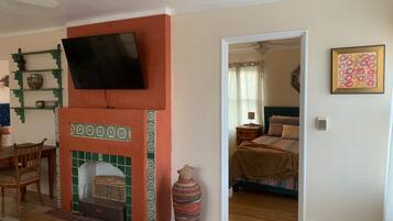 2 chambres, bureau, fer et planche Ă  repasser, lit parapluie